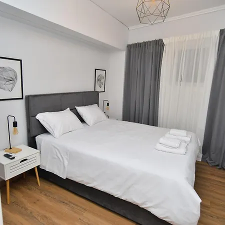 Apartman Black And White 5